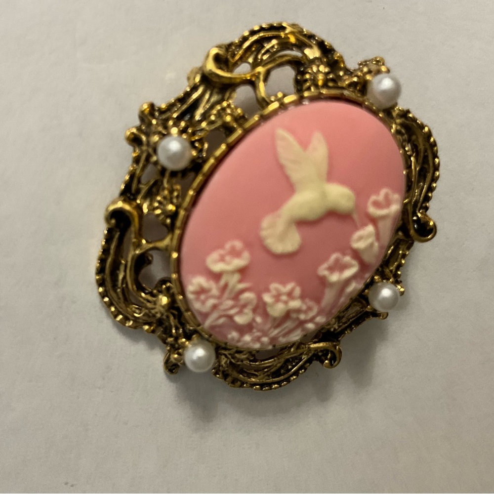 Vintage Pink Hummingbird Cameo Brooch Gold Tone Faux Pearl Ornate Frame - Picture 3 of 12